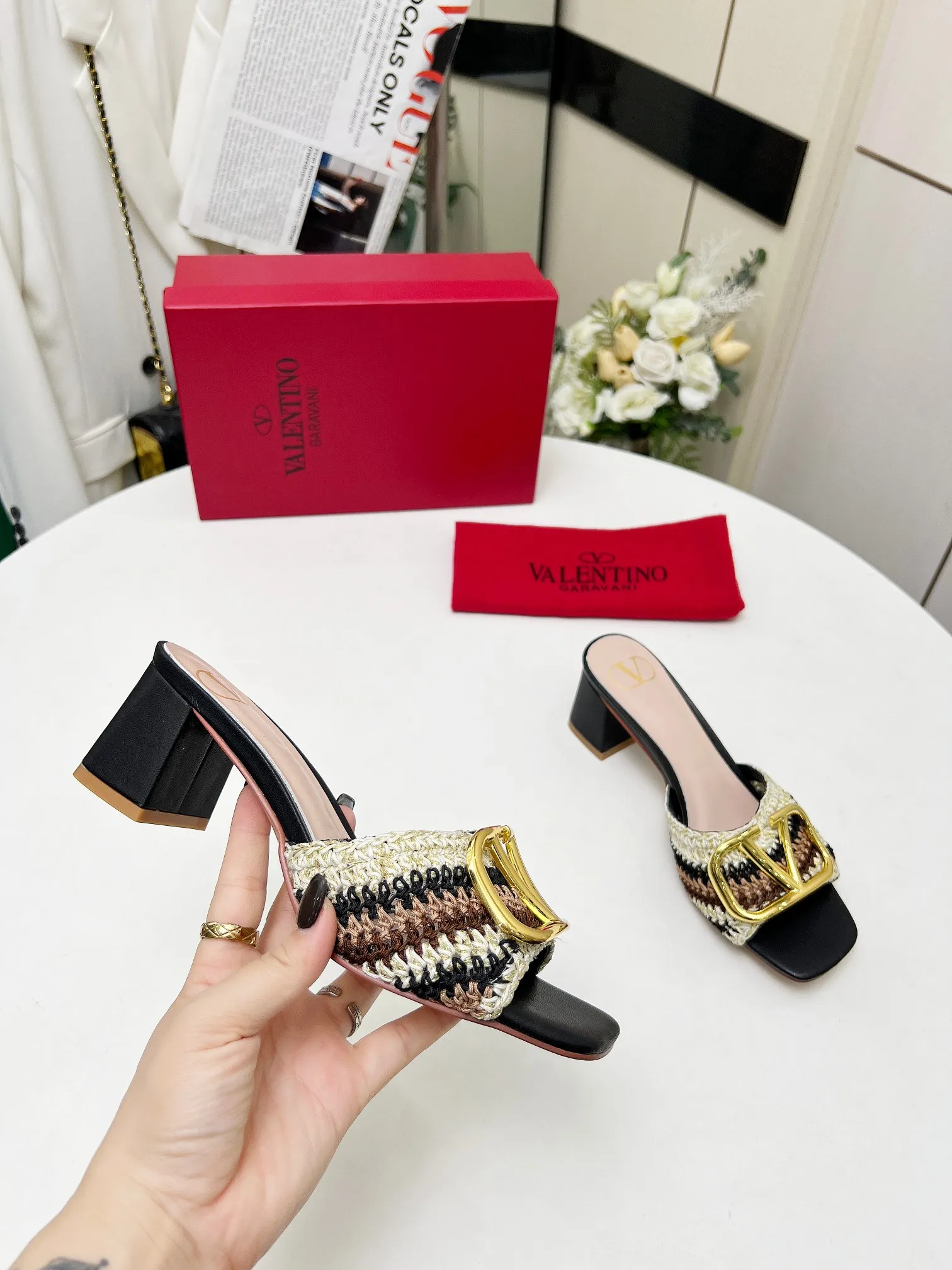👟👟Ex-factory price 440👟👟 Genuine leather sole +30 🆕 Valentino👑👑 Latest series with perfect hand-woven details. A very eye-catching catwalk series launched [strong][strong] Code number: 35 to 43 (genuine leather sole +30)